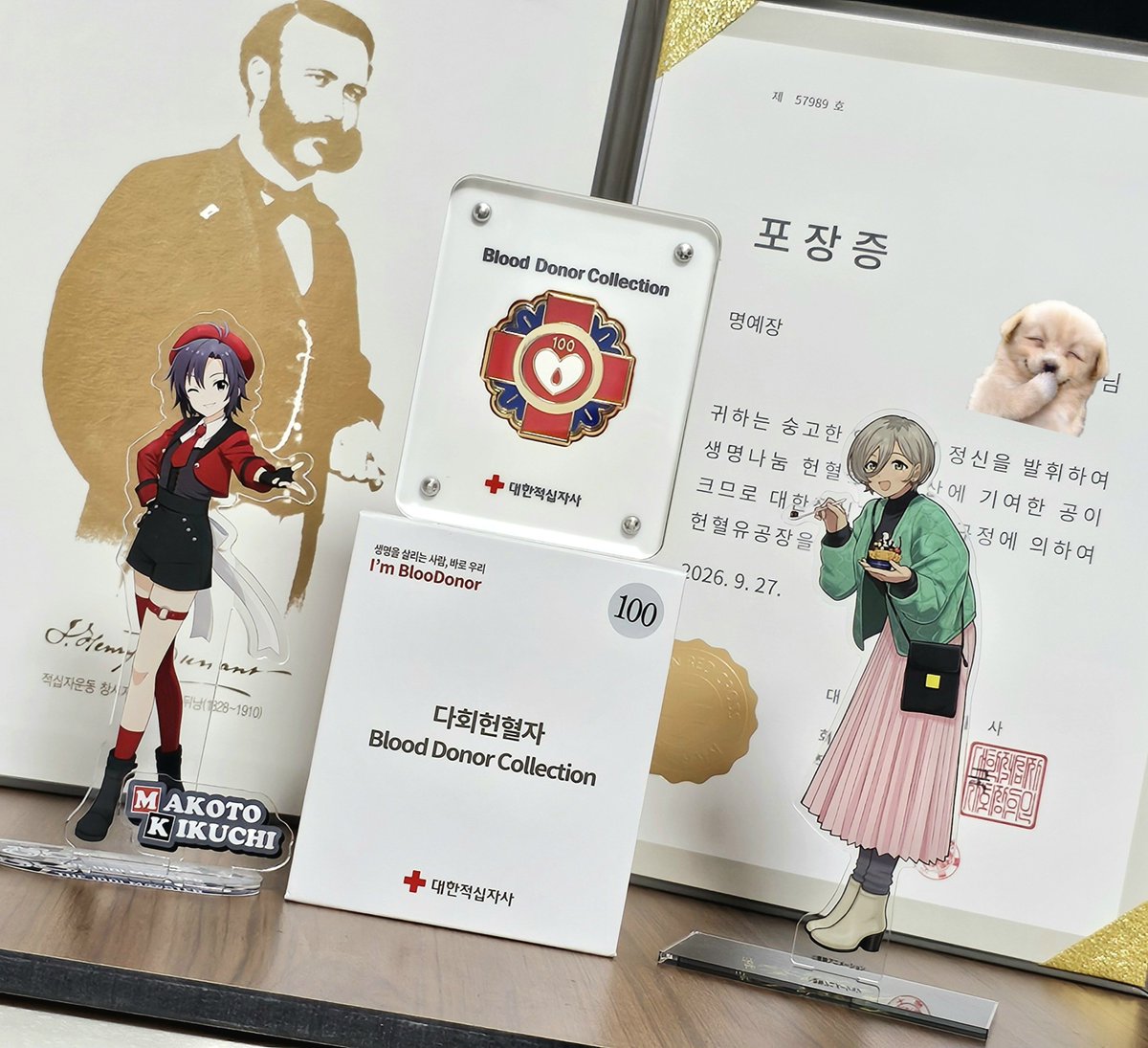 seoju_masita's tweet photo. 오늘 헌혈 100회 
명예장을 받았습니다...!!

13년 전 
공짜 초코파이를 먹고 싶어서 학교 헌혈 버스에서 했던 피가
친구 어머니에게 도움이 된게 계기가 되어
꾸준하게 해보자고 스타트 끊은 헌혈
 
건강이 허락하는 한
앞으로 몸 관리하면서 계속 해볼게요 💪💪 https://t.co/8yM8DmRXwl