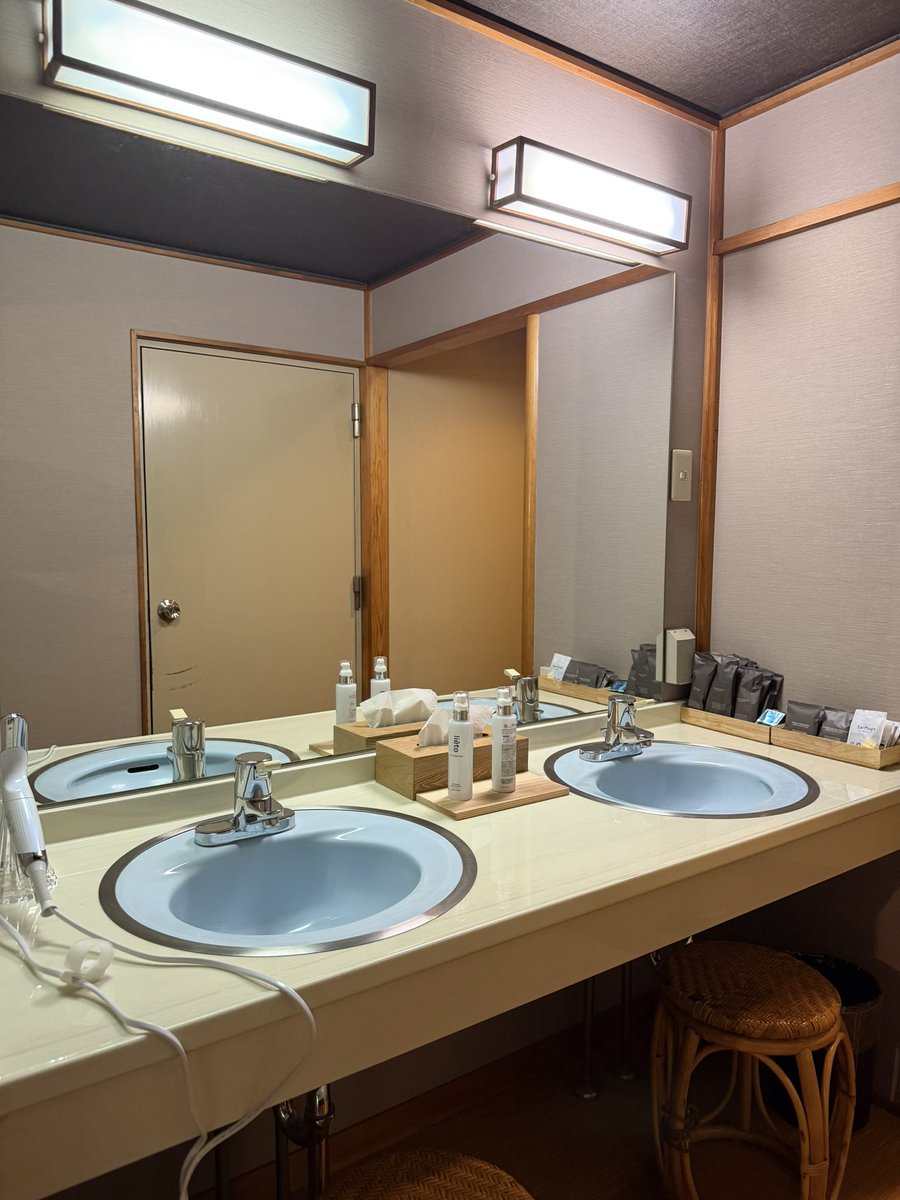 onsen_mami's tweet photo. 脱衣所も広々としていて、スキンケアセットやReFaのドライヤーはこちらにもありました🫧 https://t.co/qaIkO48xLh