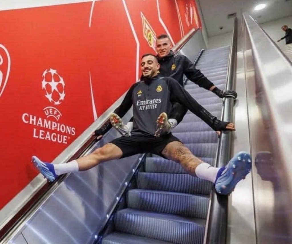 khalilogyigo's tweet photo. La saison 2023-2024, Benzema était parti et Courtois s’était blessé toute la saison; l’effectif ne comptait plus qu’un attaquant et un gardien.  

Le gardien et l’attaquant : https://t.co/Av9kP9DcEo
