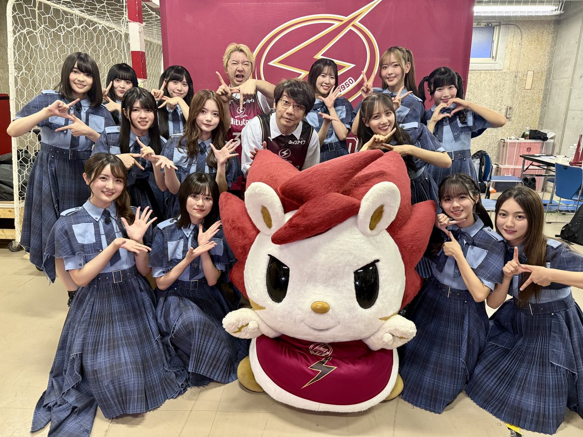roar_kawasaki's tweet photo. 本日(9/27)名古屋D戦GAME2のゲスト、22/7(ナナブンノニジュウニ)さん、三四郎さんと📸😽⚡️

ロウルも22/7さんの『YESとNOの間に』を少しだけ一緒にパフォーマンスさせていただきました🕺🏻🎶
ありがとうございました🙌🏻🌈

 @227_staff
#ナナニジ #三四郎 #計算外
#ロウルかわいいよロウル https://t.co/P8b8yaegs8