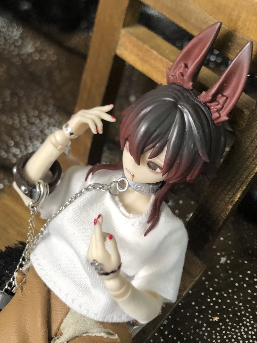 LSnowlily's tweet photo. キラリヤさんで購入させて頂いたズボン、もうかなりボロボロになっちゃったけど、これはこれで雰囲気あって限界まで取っておこうと思った。自作アイもいい感じにヤンデレくんな雰囲気出てる https://t.co/Th8kRPg9QZ