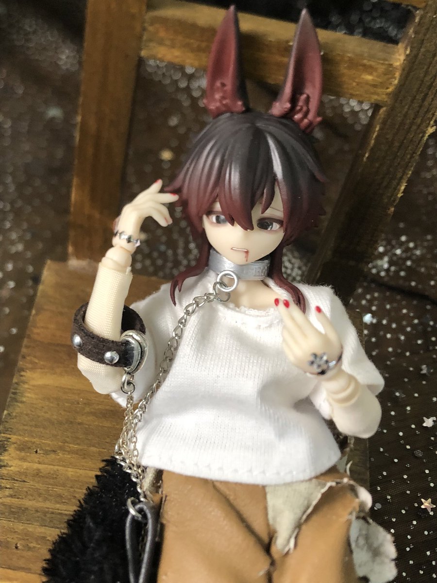 LSnowlily's tweet photo. キラリヤさんで購入させて頂いたズボン、もうかなりボロボロになっちゃったけど、これはこれで雰囲気あって限界まで取っておこうと思った。自作アイもいい感じにヤンデレくんな雰囲気出てる https://t.co/Th8kRPg9QZ
