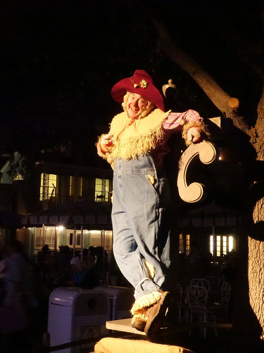 MousePlanet's tweet photo. Going back 10 years @Disneyland , more images from Mickey's Halloween Party. The Frontierland scarecrows were one of my favorite things about this event. https://t.co/knFd6j1alp