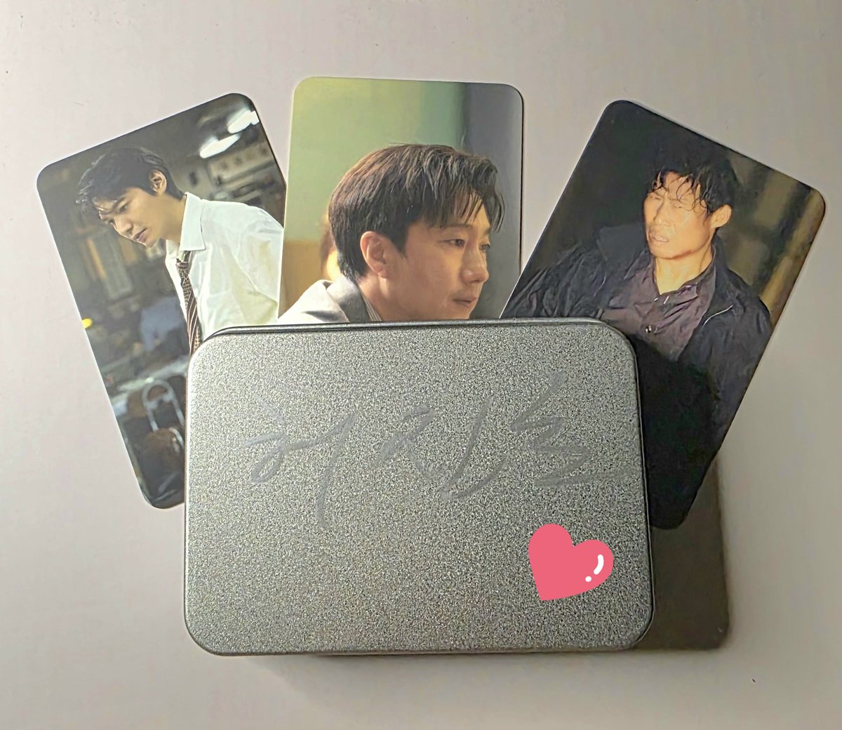 mins0418's tweet photo. 지인들에게도 추석에 만난 친척들에게도 열심히 영업 중입니다!
어디를 봐도 연기 잘하는 배우들뿐이라 끝까지 몰입했어요!
70년대를 치열하게 살아가는 사람들의 삶과 선택이 오래 남아 보고 나서도 계속 이야기하게 되는 영화입니다!

암살자(들)

#암살자들 #추석엔_암살자들 https://t.co/hEtkq94SU3
