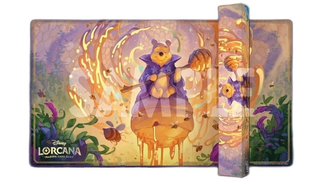 cbtlorcana's tweet photo. 【商品情報🐰】

【海外版】プレイマット 《くまのプーさん-はちみつの魔法使い Foil ver》を入荷しました🐰

更にシングルカードも多数入荷しております！
4枚ないものを中心に探して入庫しておいたので今までなくて困ってたものもあるかもしれません

入荷商品はこちら！👇
https://t.co/QD0KPhYRPf

#ロルカナ
