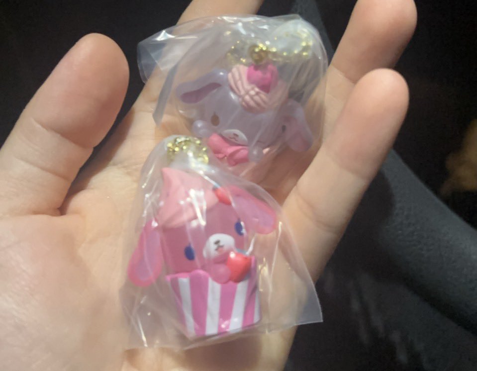 okm_m1204's tweet photo. シュガーバニーズ カップケーキチャーム

『譲』ストロベリーうさ・しろうさ
 『求』くろうさ https://t.co/XCwmxAIAOC