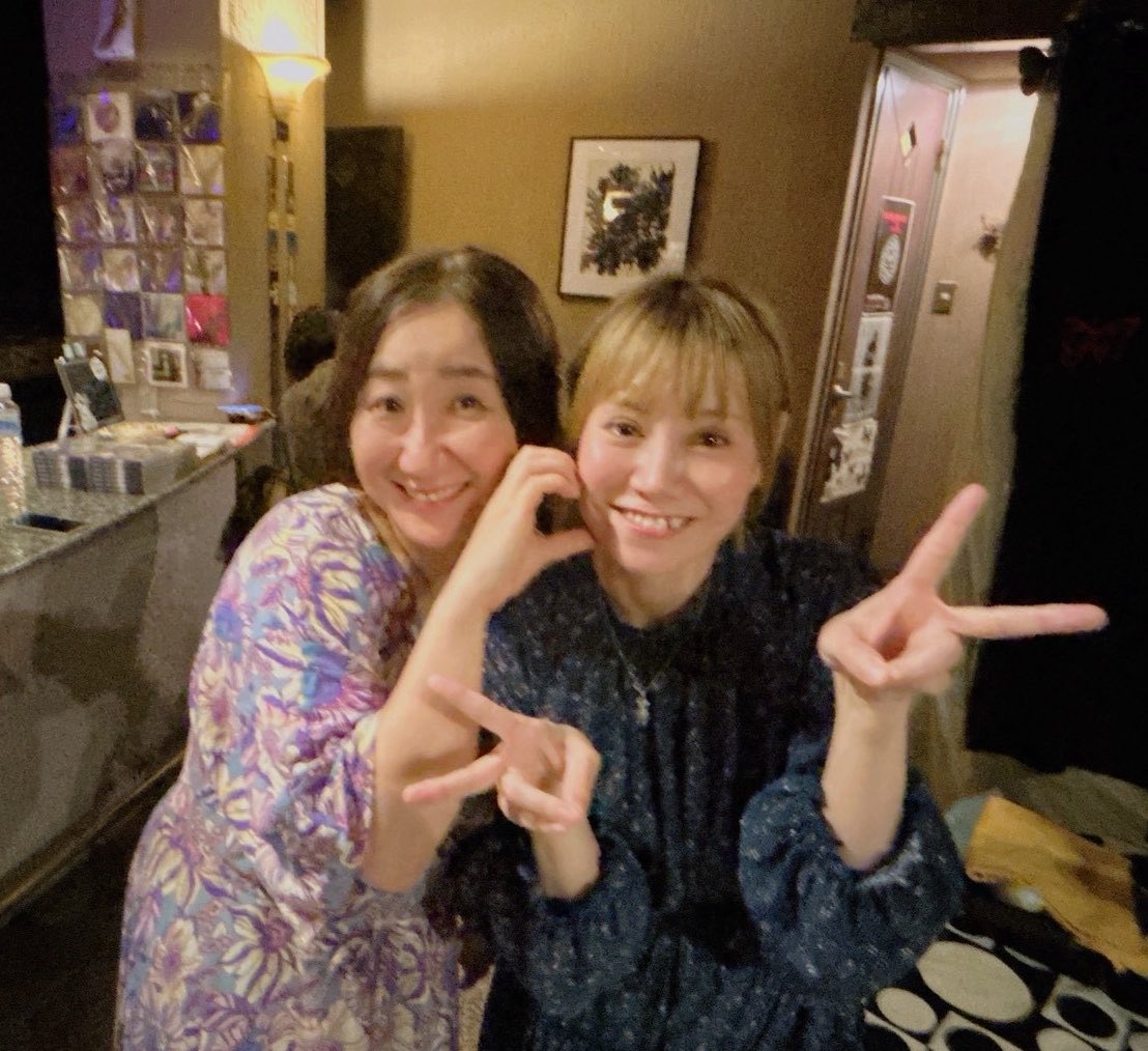 MerryShone's tweet photo. こんばんメリ🐑

改めまして昨日はAS SOON ASライブありが���うございました！！
初めてのASは本当に音も会場の装いも本当に素敵で終始感激しっぱなしでした✨
自然は音の響きで自然に歌えた……リハまでは（笑）
本番はなんだか変なスイッチ入っちゃって名付けて
"暴走ステージ🧨客も演者も貰い事故"
でした🫠爆
イベントのトリを飾らせていただき、アンコールまで。本当に、本当に……やりきった💪🔥(現場ネタ)
そして大変光栄でした🙏ありがとうございます。

遊び心満載な恵美さんのステージも小説が進むように流れていくminoriちゃんのステージもそれぞれの色に染められていく会場の空気が素晴らしくて心地よかった〜♪
ライブ後はオーナー盛さんと思い出話をして懐かしくなったり、当時の自分を振り返ってキャー🫨ってなった（笑）

「次は普通にやって！気負わなくていいから、変なスイッチ入れないでそのままでやって」と伝えてもらったので（笑）
次は変に気負わず緊張もほぐしてまたこのステージでやれる日を楽しみにしてます🎹🫶

📷)
①集合写真！
②諸事情により恵美さんは急ぎ移動しなきゃいけないのに2ショいただき、ありがとうございました🙏✨
③お久しぶり塩井さんと真琴さんの差し入れ桃写真🍑
④謎ポーズメリ🐏

また次回をお楽しみ��！！
ありがとうございました🙌🎉
