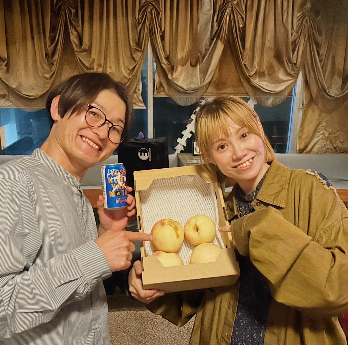 MerryShone's tweet photo. こんばんメリ🐑

改めまして昨日はAS SOON ASライブありが���うございました！！
初めてのASは本当に音も会場の装いも本当に素敵で終始感激しっぱなしでした✨
自然は音の響きで自然に歌えた……リハまでは（笑）
本番はなんだか変なスイッチ入っちゃって名付けて
"暴走ステージ🧨客も演者も貰い事故"
でした🫠爆
イベントのトリを飾らせていただき、アンコールまで。本当に、本当に……やりきった💪🔥(現場ネタ)
そして大変光栄でした🙏ありがとうございます。

遊び心満載な恵美さんのステージも小説が進むように流れていくminoriちゃんのステージもそれぞれの色に染められていく会場の空気が素晴らしくて心地よかった〜♪
ライブ後はオーナー盛さんと思い出話をして懐かしくなったり、当時の自分を振り返ってキャー🫨ってなった（笑）

「次は普通にやって！気負わなくていいから、変なスイッチ入れないでそのままでやって」と伝えてもらったので（笑）
次は変に気負わず緊張もほぐしてまたこのステージでやれる日を楽しみにしてます🎹🫶

📷)
①集合写真！
②諸事情により恵美さんは急ぎ移動しなきゃいけないのに2ショいただき、ありがとうございました🙏✨
③お久しぶり塩井さんと真琴さんの差し入れ桃写真🍑
④謎ポーズメリ🐏

また次回をお楽しみ��！！
ありがとうございました🙌🎉