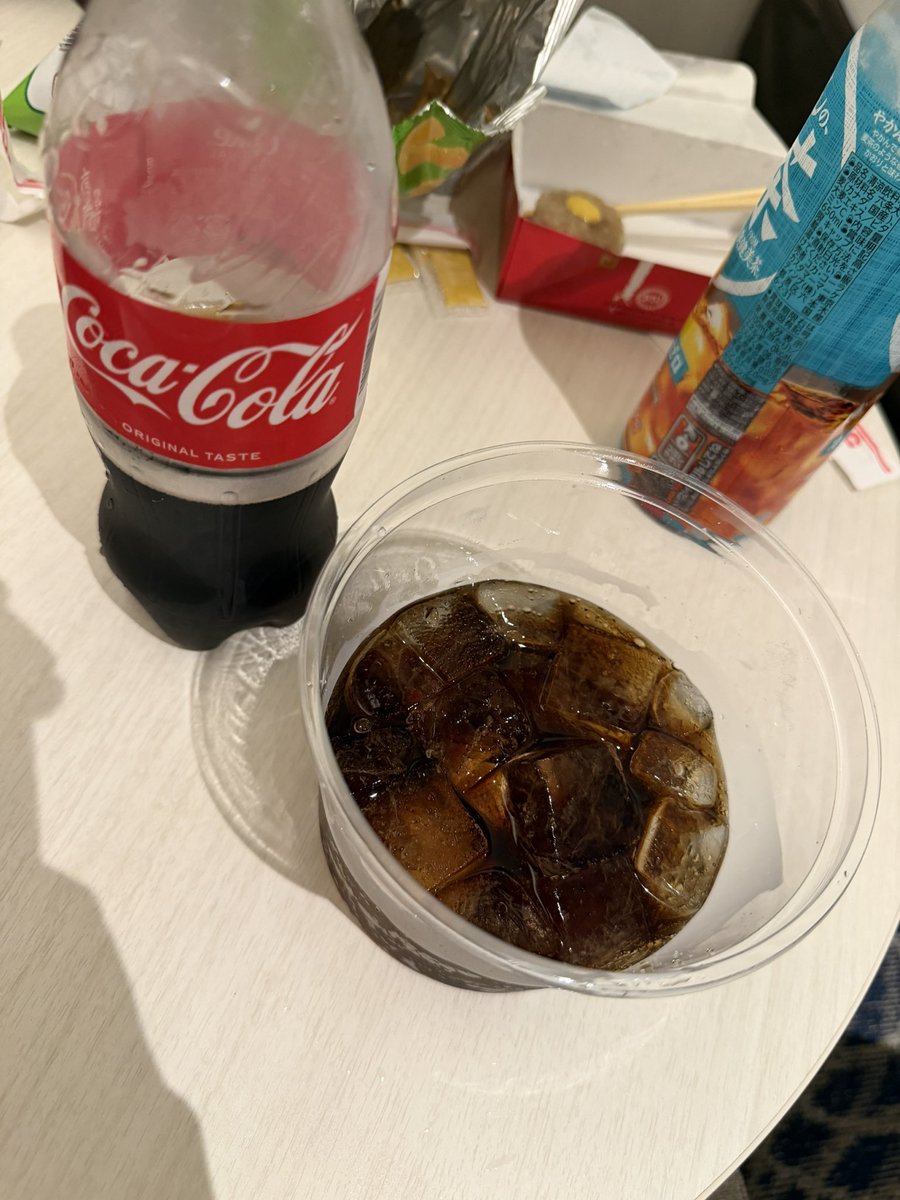 degarashiattack's tweet photo. ユニバの近くのホテルに泊まってるんだけど
製氷機の近くに無料の大きいコップあって飲むのすごく楽しい https://t.co/UEEVRFYhVf
