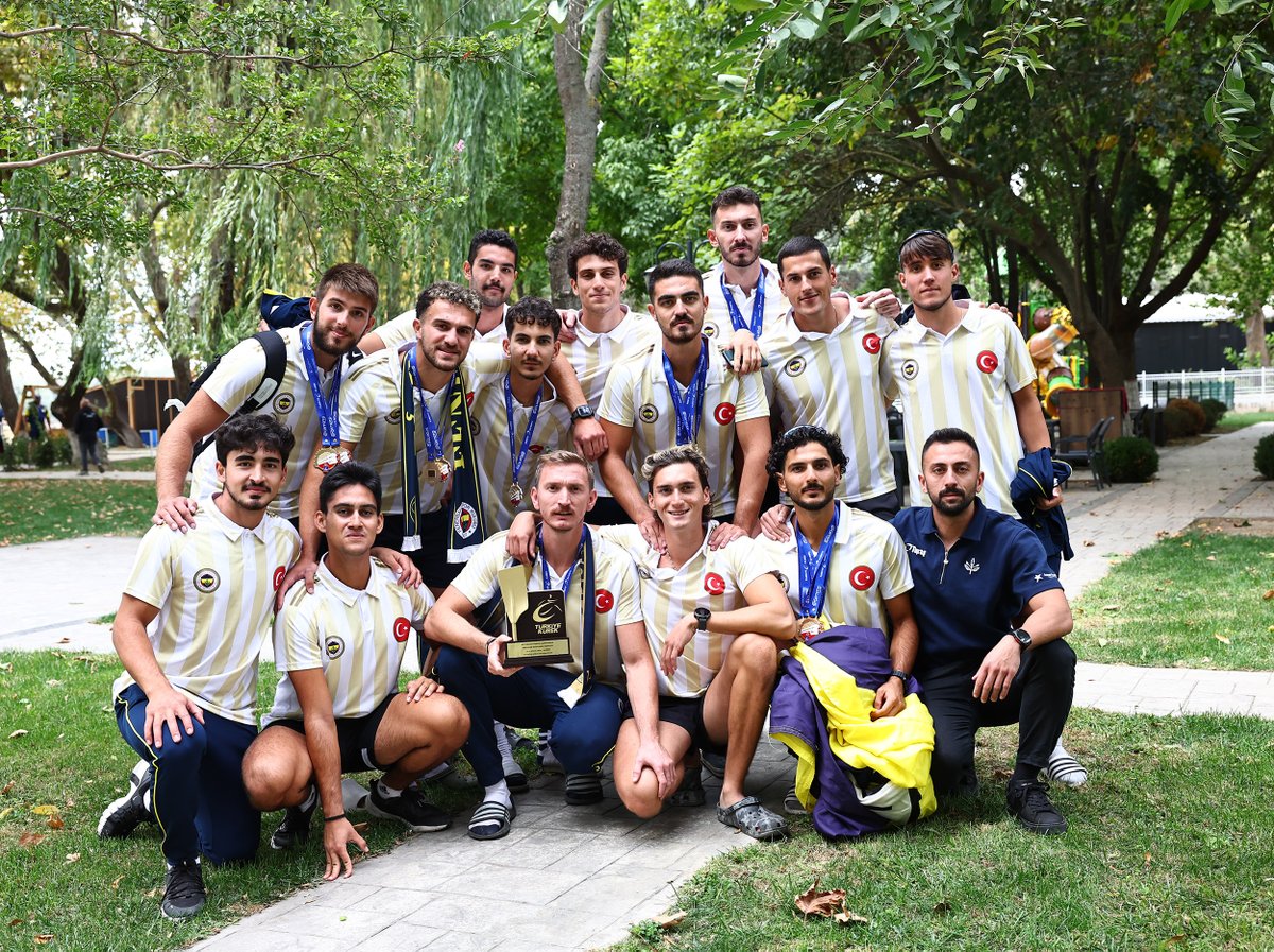 Fenerbahce's tweet photo. 25-27 Eylül tarihleri arasında Edirne’de düzenlenen Büyükler Türkiye Şampiyonası’nda mücadele eden Fenerbahçe Kürek Şubemiz, hem erkeklerde hem de kadınlarda şampiyon oldu. 🏆 💛💙 

🔗 https://t.co/Bcmqk14S60 https://t.co/TMFc4HEdtE
