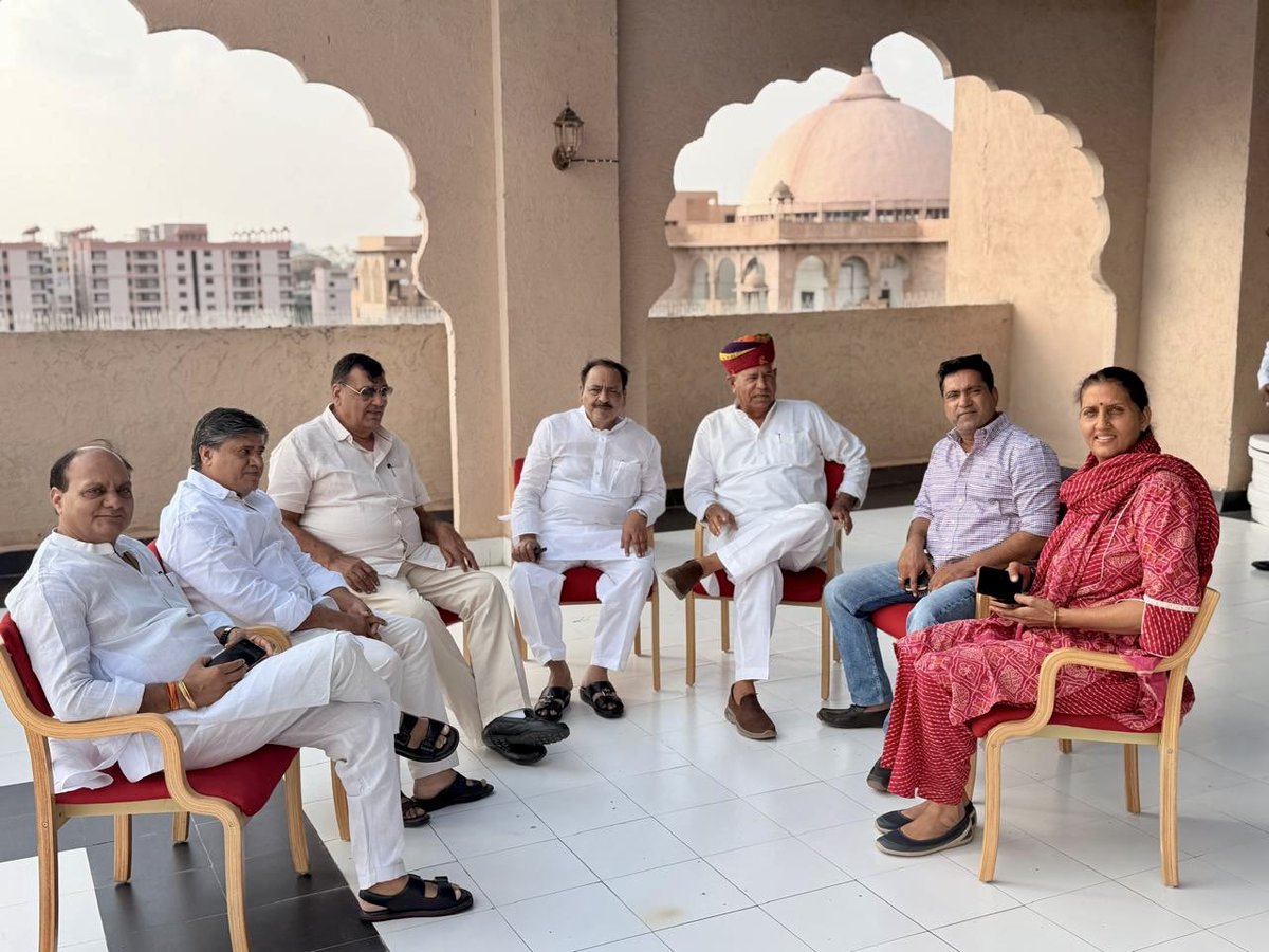 KrishnaPooniaIN's tweet photo. आज जयपुर में चूरू जिले के सम्मानित कांग्रेस नेताओं—माननीय सांसद श्री राहुल कस्वां जी, तारानगर विधायक श्री नरेन्द्र बुडानियां जी, रतनगढ़ विधायक श्री पूसाराम गोदारा जी, सुजानगढ़ विधायक श्री मनोज मेघवाल जी, सरदारशहर विधायक श्री अनिल कुमार शर्मा जी, वरिष्ठ नेता श्री रफीक मंडेलिया जी के साथ आगामी पंचायत चुनावों को लेकर एक महत्वपूर्ण बैठक हुई।बैठक में संगठन को धरातल पर मजबूत करने और राज्य में कांग्रेस पार्टी की लोक-कल्याणकारी नीतियों व विकास कार्यों को जन-जन तक पहुँचाने की भावी रणनीति पर विस्तार से चर्चा की गई। सभी नेताओं ने पूर्ण एकजुटता के साथ पंचायत चुनावों में उतरने और पार्टी की ऐतिहासिक जीत सुनिश्चित करने का संकल्प लिया।

जय कांग्रेस, विजय कांग्रेस 🤚
@RahulKaswanMP @NBudania_INC @anilsharmainc @PusaramINC @ManojmeghwalINC @rafiquemandelia