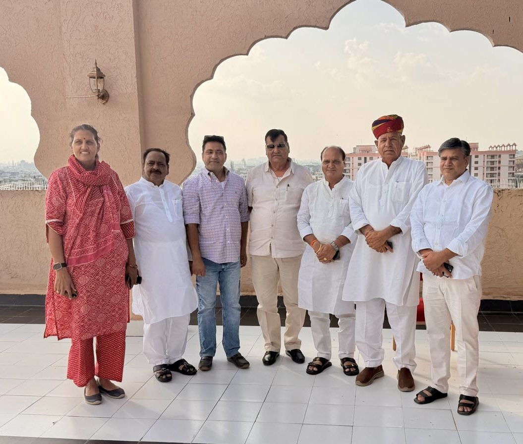 KrishnaPooniaIN's tweet photo. आज जयपुर में चूरू जिले के सम्मानित कांग्रेस नेताओं—माननीय सांसद श्री राहुल कस्वां जी, तारानगर विधायक श्री नरेन्द्र बुडानियां जी, रतनगढ़ विधायक श्री पूसाराम गोदारा जी, सुजानगढ़ विधायक श्री मनोज मेघवाल जी, सरदारशहर विधायक श्री अनिल कुमार शर्मा जी, वरिष्ठ नेता श्री रफीक मंडेलिया जी के साथ आगामी पंचायत चुनावों को लेकर एक महत्वपूर्ण बैठक हुई।बैठक में संगठन को धरातल पर मजबूत करने और राज्य में कांग्रेस पार्टी की लोक-कल्याणकारी नीतियों व विकास कार्यों को जन-जन तक पहुँचाने की भावी रणनीति पर विस्तार से चर्चा की गई। सभी नेताओं ने पूर्ण एकजुटता के साथ पंचायत चुनावों में उतरने और पार्टी की ऐतिहासिक जीत सुनिश्चित करने का संकल्प लिया।

जय कांग्रेस, विजय कांग्रेस 🤚
@RahulKaswanMP @NBudania_INC @anilsharmainc @PusaramINC @ManojmeghwalINC @rafiquemandelia