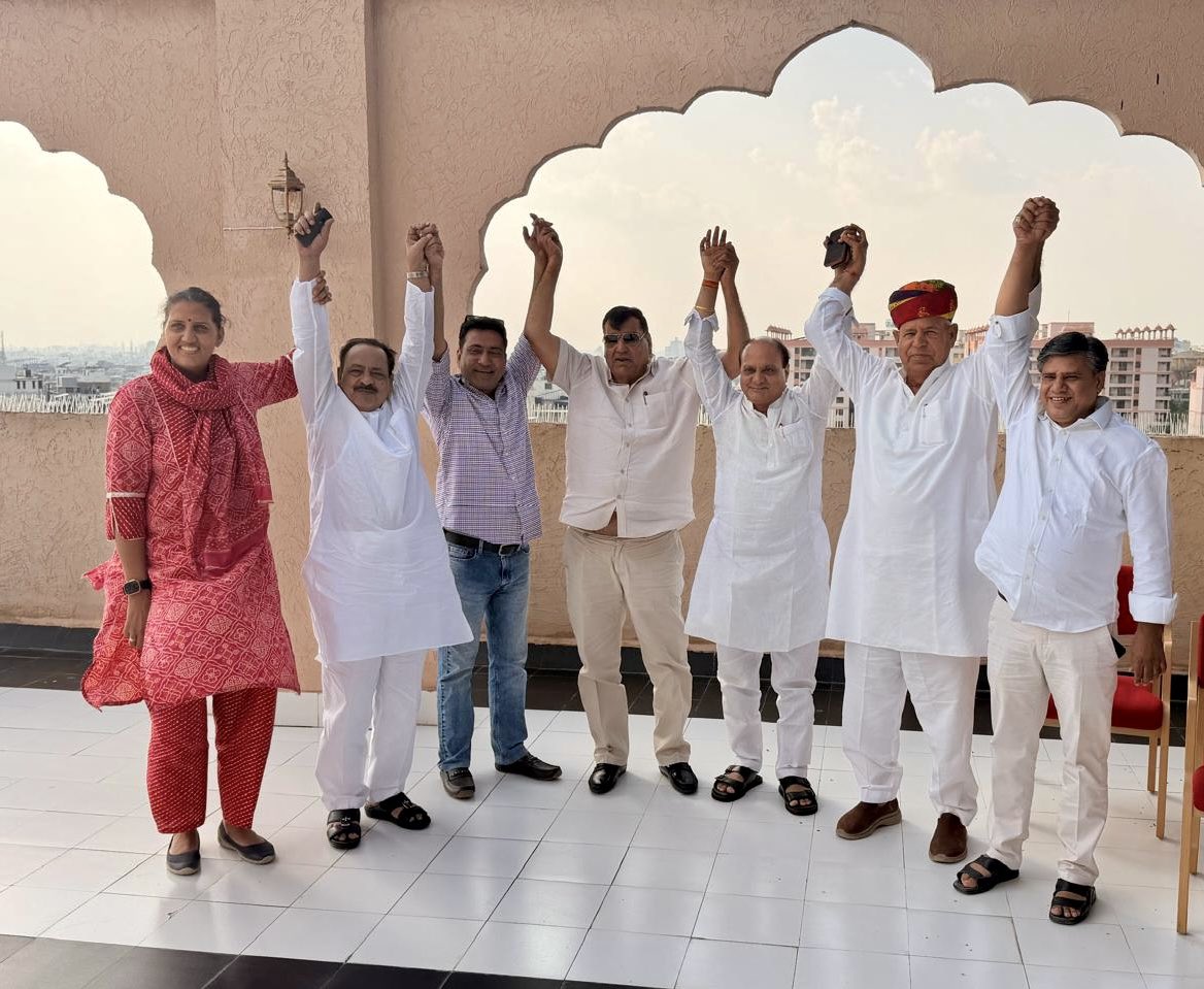 KrishnaPooniaIN's tweet photo. आज जयपुर में चूरू जिले के सम्मानित कांग्रेस नेताओं—माननीय सांसद श्री राहुल कस्वां जी, तारानगर विधायक श्री नरेन्द्र बुडानियां जी, रतनगढ़ विधायक श्री पूसाराम गोदारा जी, सुजानगढ़ विधायक श्री मनोज मेघवाल जी, सरदारशहर विधायक श्री अनिल कुमार शर्मा जी, वरिष्ठ नेता श्री रफीक मंडेलिया जी के साथ आगामी पंचायत चुनावों को लेकर एक महत्वपूर्ण बैठक हुई।बैठक में संगठन को धरातल पर मजबूत करने और राज्य में कांग्रेस पार्टी की लोक-कल्याणकारी नीतियों व विकास कार्यों को जन-जन तक पहुँचाने की भावी रणनीति पर विस्तार से चर्चा की गई। सभी नेताओं ने पूर्ण एकजुटता के साथ पंचायत चुनावों में उतरने और पार्टी की ऐतिहासिक जीत सुनिश्चित करने का संकल्प लिया।

जय कांग्रेस, विजय कांग्रेस 🤚
@RahulKaswanMP @NBudania_INC @anilsharmainc @PusaramINC @ManojmeghwalINC @rafiquemandelia