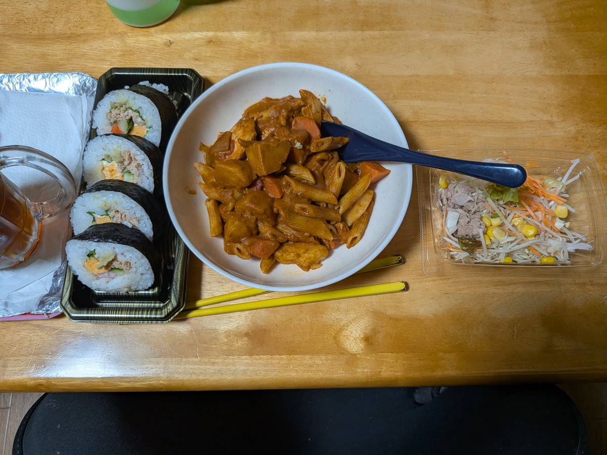 marokoji1's tweet photo. 晩御飯☔
トマトスープ
巻き寿司 https://t.co/H6sr3m58Q2