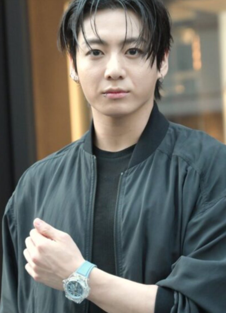 DapressedPisces's tweet photo. So wait, gang, lemme get this straight, next week, when Chan turns 29, he's gonna be aging like milk as well? 
Is he getting old and "ugly" now too? 
Wtf??
@bts_bighit @Stray_Kids https://t.co/tTAoZsN544