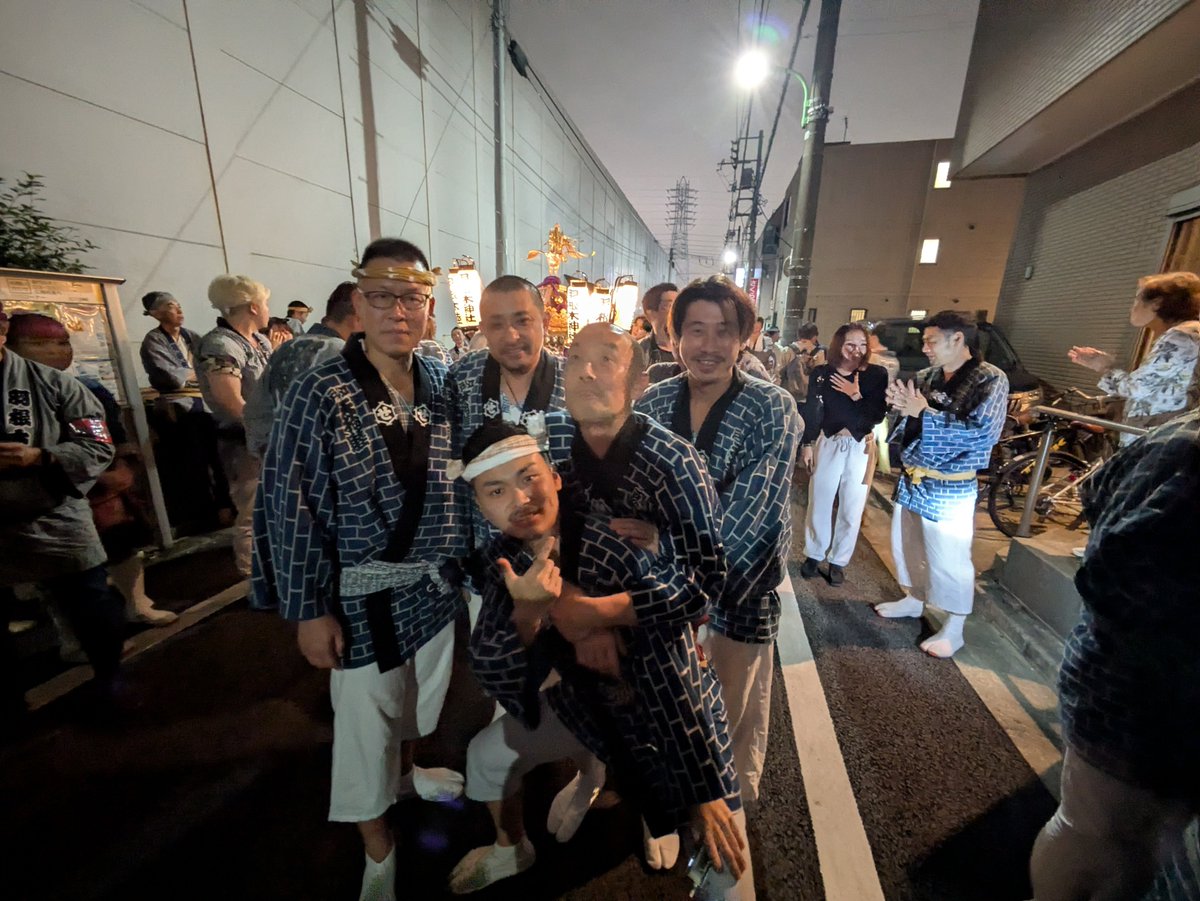 ShinHatake1008's tweet photo. 令和８年９月２７日(日)午前１０時
＠羽根木神社

皇紀２６８６年・令和八年羽根木神社例祭に参列
午前１１時から御神輿組み立て作業と神事
午後３時から大人神輿渡御宮出し
午後８時に大人神輿渡御宮入その後に３周まわって盆踊り⛩️🎶。
羽根木神社で一日を過ごさせて頂いて、
皆さまお一人ひとりと心交を深めさせて頂きました。
ありがとうございました。

#希望に満ちた未来の為に
#現場第一
#世田谷区議会議員畠山晋一
https://t.co/P4iSUQU2rJ
