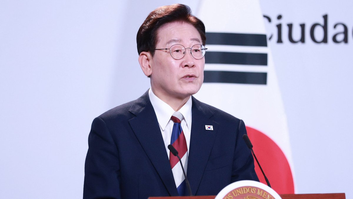 Konrad_Wernicki's tweet photo. 🇺🇦🇰🇷 „Popisówką dla marnych korzyści” nazwał prezydent Korei Południowej zachowanie Zełenskiego, który naruszył porozumienie o poufności, ujawniając publicznie fakt przekazania Korei Południowej dwóch północnokoreańskich jeńców wojennych, oraz że upublicznienie tej informacji może doprowadzić do licznych problemów.

W komentarzach Ukraińcy zaczęli wytykać Korei, że jest marnym sojusznikiem.

Ot kolejny przykład buty i ukrainocentryzmu.
