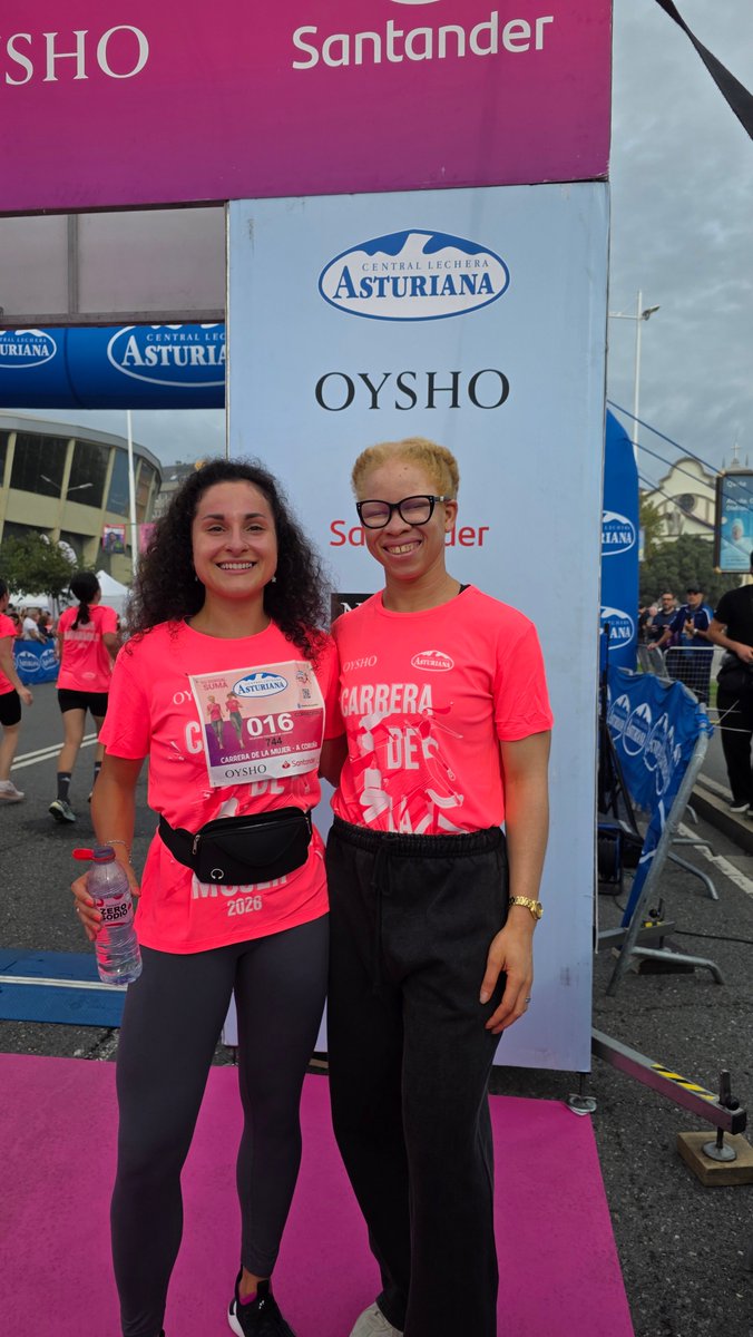 ACNURspain's tweet photo. Hoy, 30 mujeres refugiadas de Venezuela, Mauritania, Costa de Marfil, Ucrania y otros países participaron en la @CarreraMujer de A Coruña en el marco de su colaboración con ACNUR.

@AdiIglesias, homenajeada por la organización, dio el pistoletazo de salida.

#SomosImparables 💙 https://t.co/48Ss8fGudY