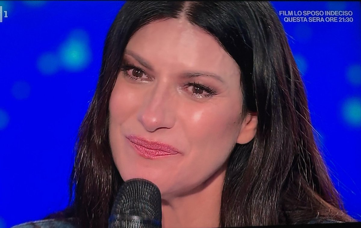 DrApocalypse's tweet photo. Laura #Pausini si commuove mentre parla di #Giorgia. Per due decenni ce le hanno raccontante come acerrime rivali, che molto poco si amavano, e invece eccole qui, a stimarsi profondamente e pubblicamente 

#DomenicaIn https://t.co/ikPWk2D3nX