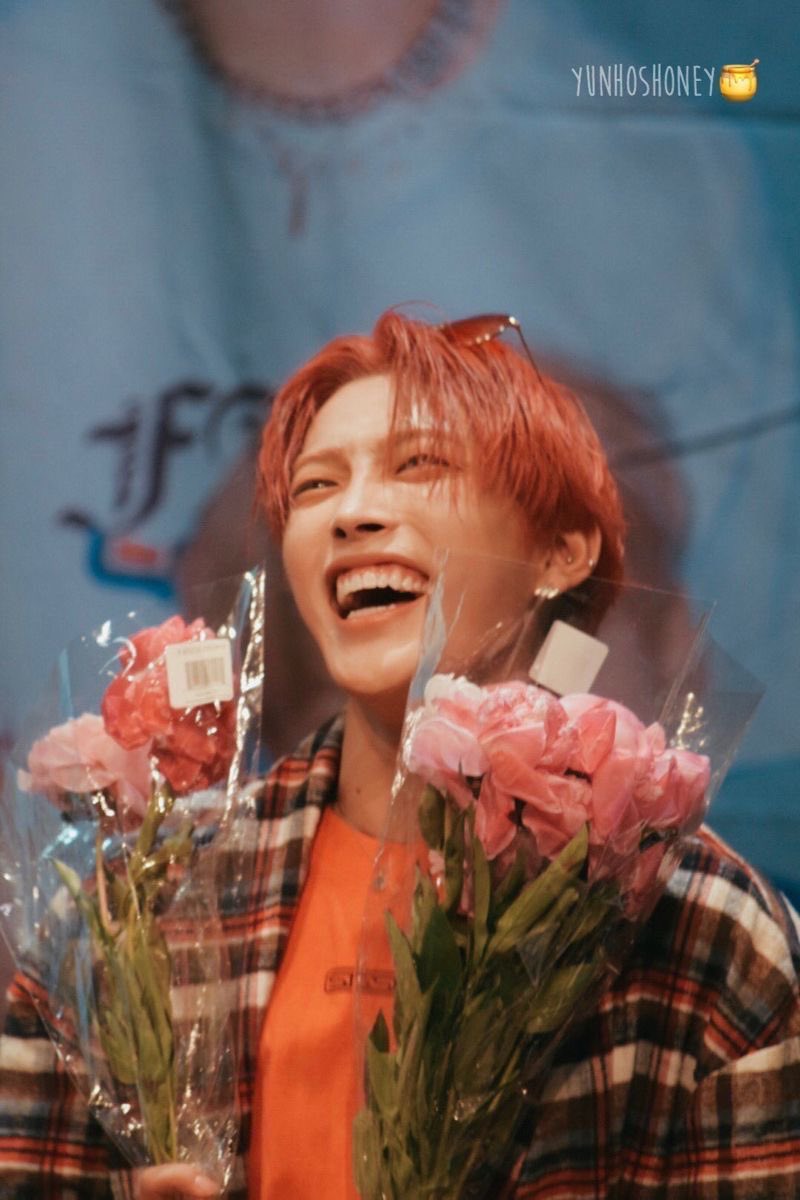 popara_x's tweet photo. hongjoong with flowers is my favourite flavour of hongjoong because the flowers are always beautiful and so is he 💐🥹 https://t.co/SBmWJX3tyH
