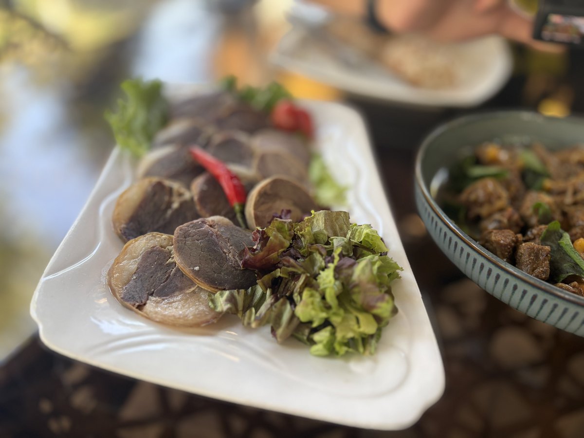 Kone38FRONT's tweet photo. アルマトイ空港近くのBBQ店でカザフ飯？を食らう
味付けがキルギスより複雑
そしてバーベキューコンロの近くだというのにうまそうな鶏がたくさん闊歩している https://t.co/RGeK2dX2RT