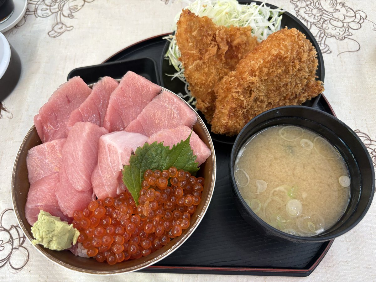 sweetsparade082's tweet photo. 前々から行ってみたかったヤマタくんへ🐟
大トロ丼2000円(*^ω^*)
おいしかったー！とにかくボリュームがすごくて食べきれず💦フライの残りはお持ち帰り💦
会計の時に焼きたてアツアツのカマ焼きをいただいて🫪お家であっためて食べた！うまいー！こたろーにもおすそ分けした♡ https://t.co/G0VeBD5lbl