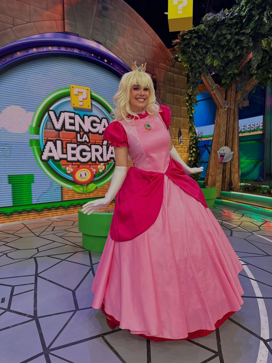 luzelenaglezz's tweet photo. Una mañana increíble en  en este . ¿Qué tal me veo como la Princesa Peach? 👸🏼 ✨🤩 https://t.co/MSFGgyjKcS