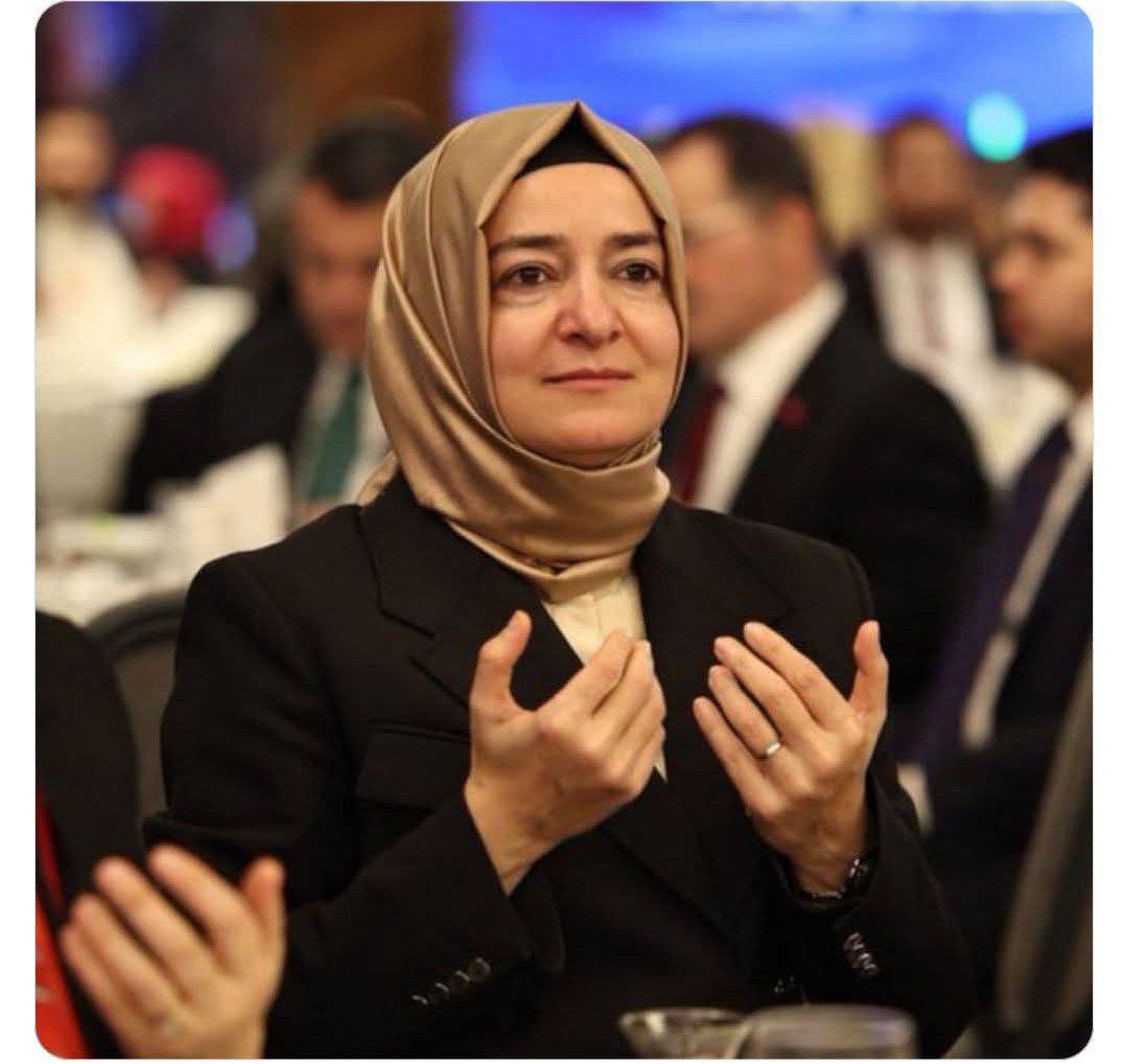Chetinceviz's tweet photo. Benim başörtülü bacımı parasını zorla fona yatırttırıp  zengin etmişler. Yoksa o  yoksullukla sınanmak isterdi. 🤣😍 https://t.co/5Gtxq8uFmY