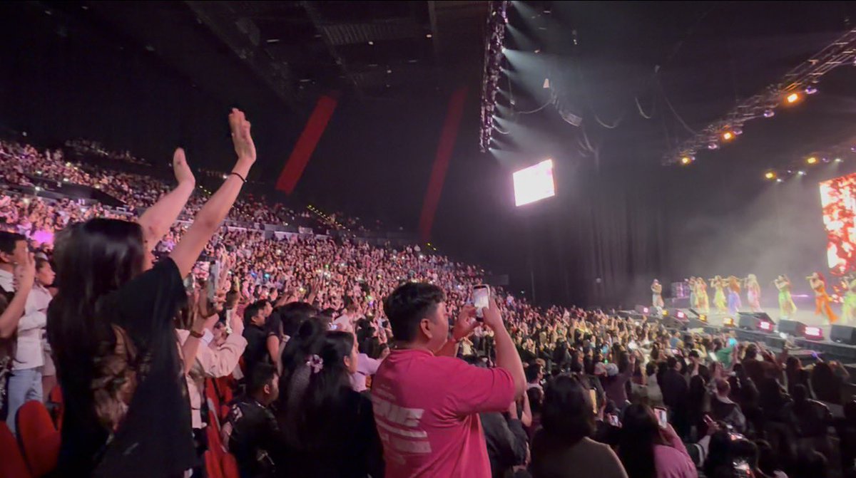 _PepperSteak_'s tweet photo. Sydney Blooms energy is wild! I’ve been to TikTok Entertainment Centre before pero ngayon lang ako nakaexperience na literal na yumanig yung upuan sa energy ng crowd hahaha.

And after seeing BINI live, I can definitely say these 8 girls are seriously talented. 100% from the girls, 100% from the Blooms. BINI 🤝 Blooms hanggang dulo 🌸

Super enjoyed tonight!

#BINI_SIGNALS_SYDNEY
#BINI_SIGNALS_WORLDTOUR_2026