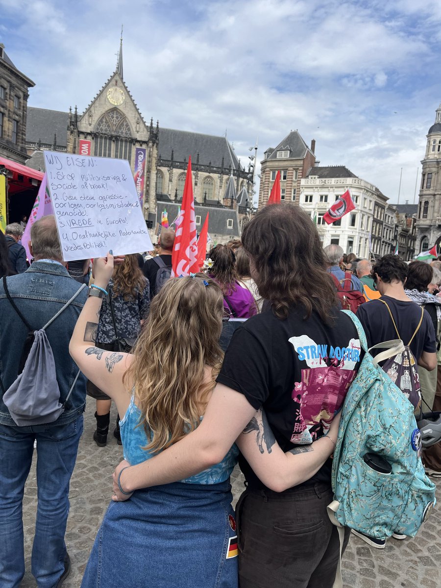 FloorRusman's tweet photo. Samenvatting vredesdemo: niet heel drukbezocht, vooral communisten/revolutionair socialisten/SP’ers, nog wat sympathiek ogende mensen met kartonnen bordjes. Vooral jongeren en ouderen. Kreeg vier keer De Andere Krant aangeboden. https://t.co/Gi5tm1ScA2