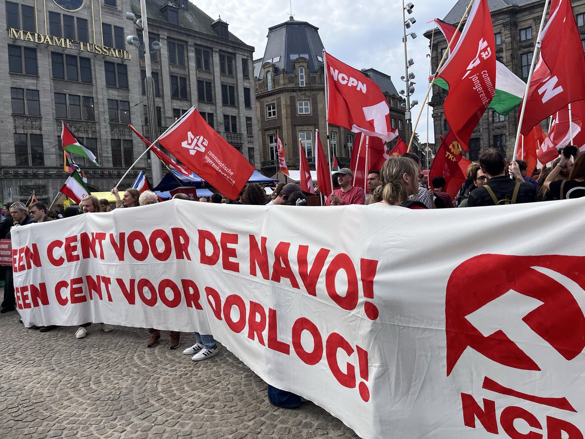 FloorRusman's tweet photo. Samenvatting vredesdemo: niet heel drukbezocht, vooral communisten/revolutionair socialisten/SP’ers, nog wat sympathiek ogende mensen met kartonnen bordjes. Vooral jongeren en ouderen. Kreeg vier keer De Andere Krant aangeboden. https://t.co/Gi5tm1ScA2