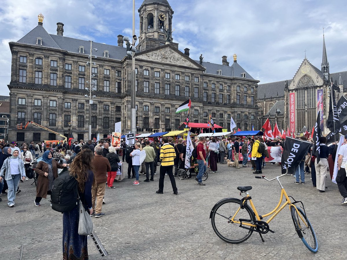 FloorRusman's tweet photo. Samenvatting vredesdemo: niet heel drukbezocht, vooral communisten/revolutionair socialisten/SP’ers, nog wat sympathiek ogende mensen met kartonnen bordjes. Vooral jongeren en ouderen. Kreeg vier keer De Andere Krant aangeboden. https://t.co/Gi5tm1ScA2
