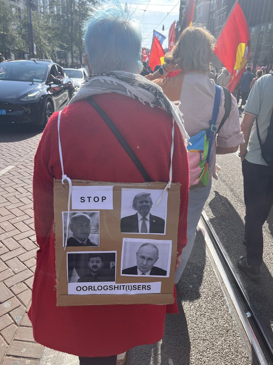 FloorRusman's tweet photo. Samenvatting vredesdemo: niet heel drukbezocht, vooral communisten/revolutionair socialisten/SP’ers, nog wat sympathiek ogende mensen met kartonnen bordjes. Vooral jongeren en ouderen. Kreeg vier keer De Andere Krant aangeboden. https://t.co/Gi5tm1ScA2