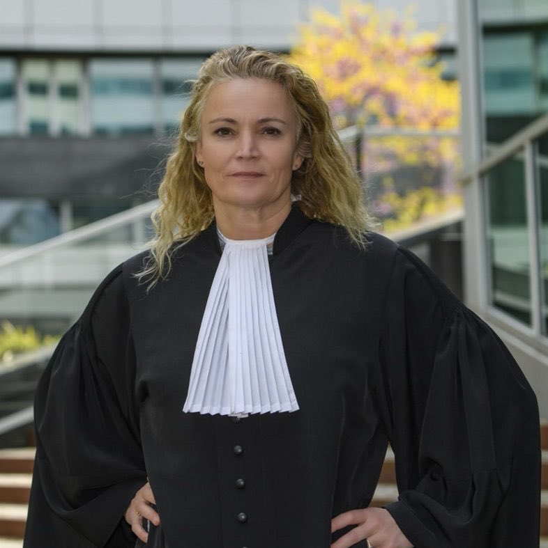 roaldcs's tweet photo. Hester Bais @Wftproof doet zware en concrete beschuldigingen over Nederlandse banken, pensioenfondsen, derivaten, onderpand en financieel toezicht. Wie uit de financiële en bestuurlijke polder vindt dat haar verhaal niet klopt, zou haar daarom inhoudelijk moeten bevragen. De claims zijn concreet genoeg om aan documenten, transacties, wetgeving en cijfers te toetsen.

Zeven vragen waarmee ik zou beginnen:

Hester:

I. Als je één primair document moet aanwijzen dat de kern van je verhaal bewijst, welk document is dat en welke passage moeten we lezen?

II. Kun je de volledige geld- en onderpandstroom reconstrueren: welke juridische entiteit leverde wanneer welk onderpand aan welke andere entiteit?

III. Waar zit precies de onrechtmatigheid? Welke wettelijke bepaling, contractuele verplichting of verslaggevingsregel werd overtreden, door wie en wanneer?

IV. Hoe bereken je de bedragen waarover je spreekt? Welke brongegevens gebruik je en kan een onafhankelijke accountant jouw berekening reproduceren?

V. Wat is de sterkste inhoudelijke tegenwerping van banken, pensioenfondsen of De Nederlandsche Bank tegen jouw analyse? Waarom houdt die volgens jou geen stand?

VI. Welke onderdelen van je verhaal zijn juridisch vastgesteld, welke volgen rechtstreeks uit documenten en welke zijn jouw eigen conclusies?

VII. Welke onafhankelijke toets zou je accepteren? Wie zou het onderzoek moeten uitvoeren, welke gegevens moeten daarvoor worden vrijgegeven en welk resultaat zou voor jou reden zijn een deel van je conclusies te herzien?

Dit zijn de vragen die bankiers, toezichthouders, pensioenbestuurders, politici en financiële journalisten haar rechtstreeks zouden moeten stellen. Dan kan iedereen vervolgens de antwoorden en de onderliggende stukken beoordelen.