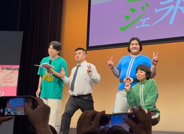 mamemamemo0607's tweet photo. ジェラド2000
平和な空間で癒されたー☺️
アタ西さん、寄席の合間に行った散髪で角刈り失敗された😔って言われてたけど、大事な角刈りなのに行きつけのトコじゃなくてもいいの？！ビックリしたよ🤣 https://t.co/alpbNmlpO5