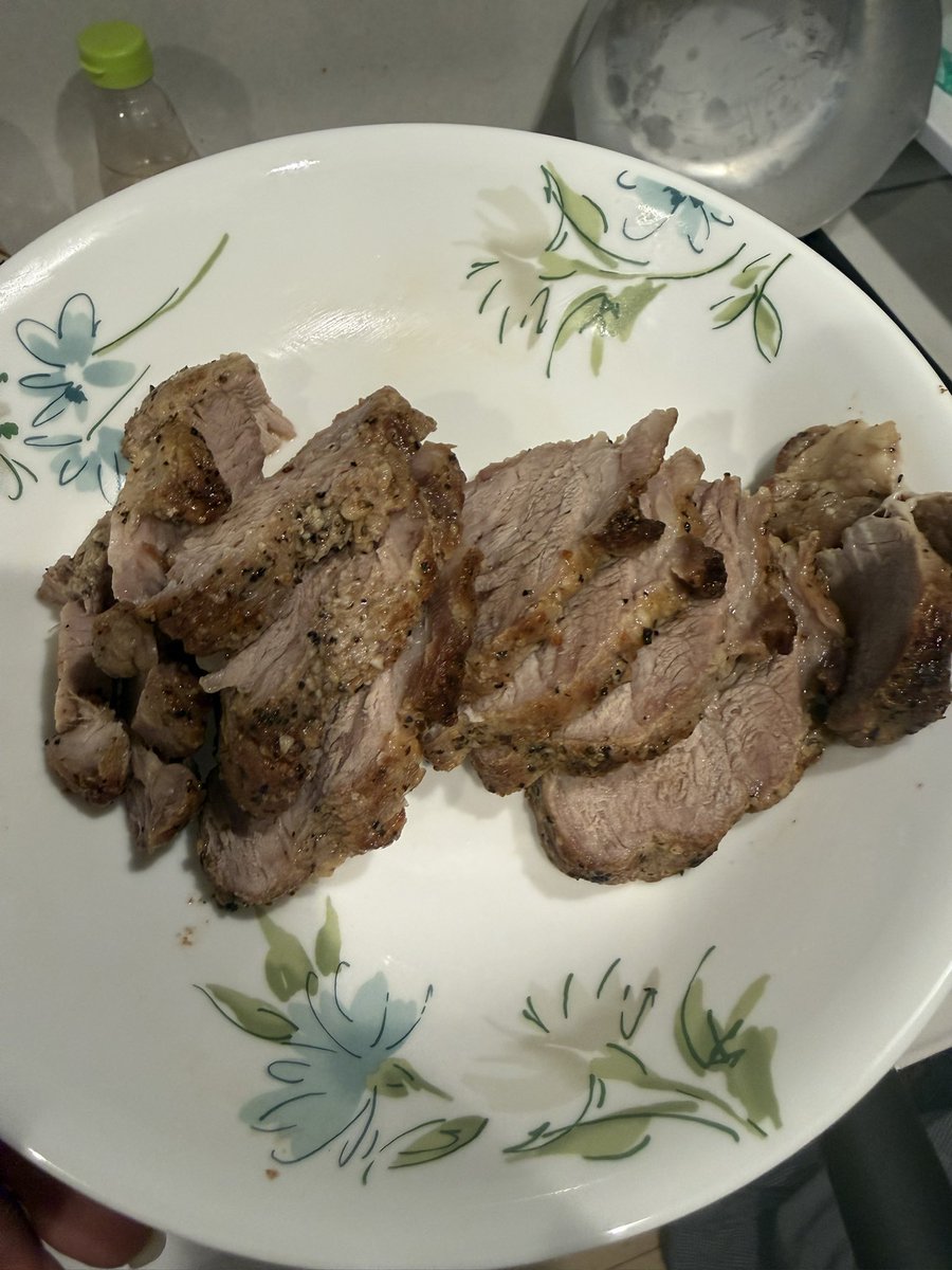 mizugoroufb's tweet photo. 肩ロースが安かったからローストポークを作ったっていい、一人暮らしとはそういうもの https://t.co/Sb6YSdMfV5
