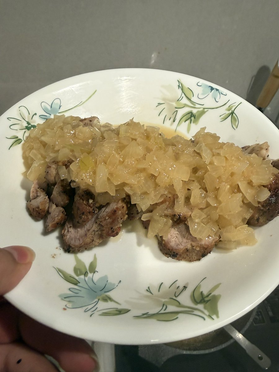 mizugoroufb's tweet photo. 肩ロースが安かったからローストポークを作ったっていい、一人暮らしとはそういうもの https://t.co/Sb6YSdMfV5