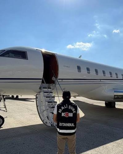 dexosrie_0Ov51I's tweet photo. Fatma Betül ve eşi, umreye ve hacca soyguncu şirketin sahibinin jetiyle gitmiş. Jet 25 yaşındaki Muhammet Yarız'a ait. Tezmen'in ortağı oluyor kendisi ve aynı Tera holdingin yönetim kurulu üyesi. An itibariyle Halk TV'de hayli rezil ediyorlar Fatma Betül'ü. Yazıklar olsun. https://t.co/mXwlBiv0h9