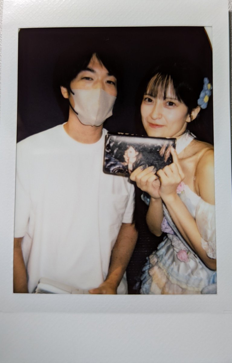RgQzVEPw9H49109's tweet photo. 9月27日
生誕祭のチェキ帳を買ったので披露しました
こちらにはもえちゃんのチェキしか入っておりません
残りは?と聞かれてもう1つのチェキ帳を渡したら…有明P、ゆらちゃんと3人で鑑賞されてました……当然違うグループの子のチェキも入ってます( ᐙ )笑
#coloration
#花園もえに萌え萌えキュン https://t.co/QzMefeStRt