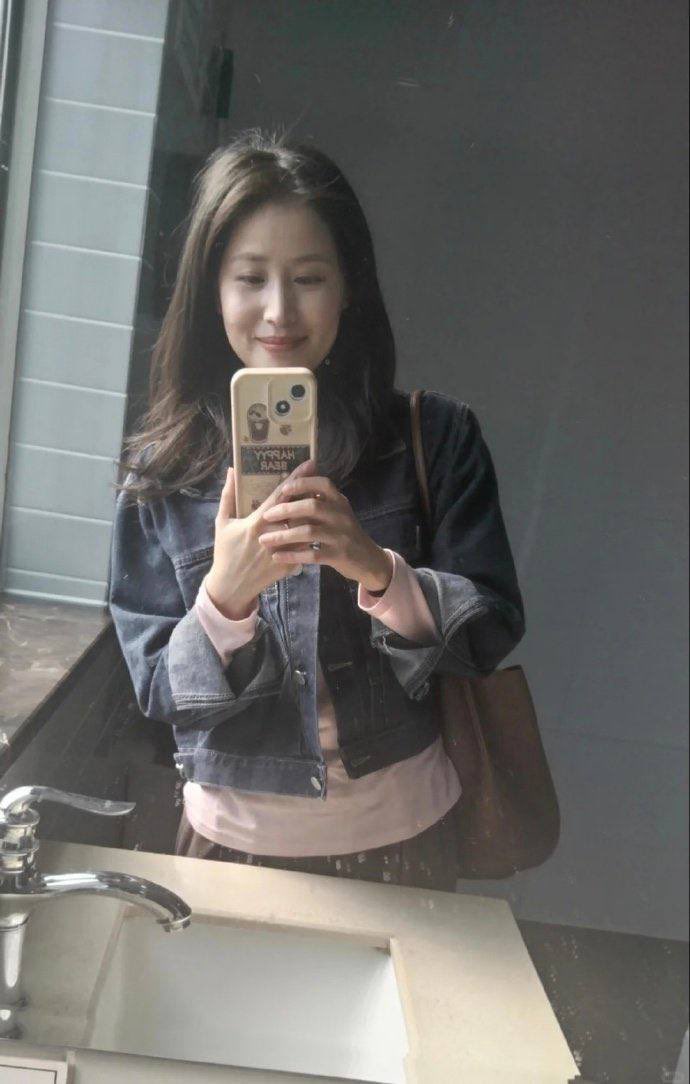 WeifordCodey's tweet photo. 快50岁了，素颜这样还可以吧？

你们实话实说，我不会生气的。
（关注即可私信，有时间随缘回哦） https://t.co/ygP19wm6mA