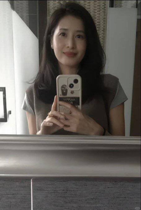WeifordCodey's tweet photo. 快50岁了，素颜这样还可以吧？

你们实话实说，我不会生气的。
（关注即可私信，有时间随缘回哦） https://t.co/ygP19wm6mA