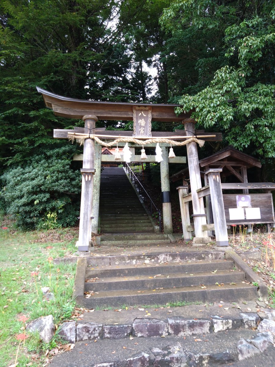 manaijinja's tweet photo. 益田市方面に巡拝研修として、櫛代賀姫神社と白上八幡宮に参拝いたしました。石州瓦のお屋根の社は御当地の特色でした。両社とも宮司さん方の丁寧で温かいもてなしをいただきました。有意義な研修となりました。
#益田市
#神社
#参拝 https://t.co/OcwLwpmaDW