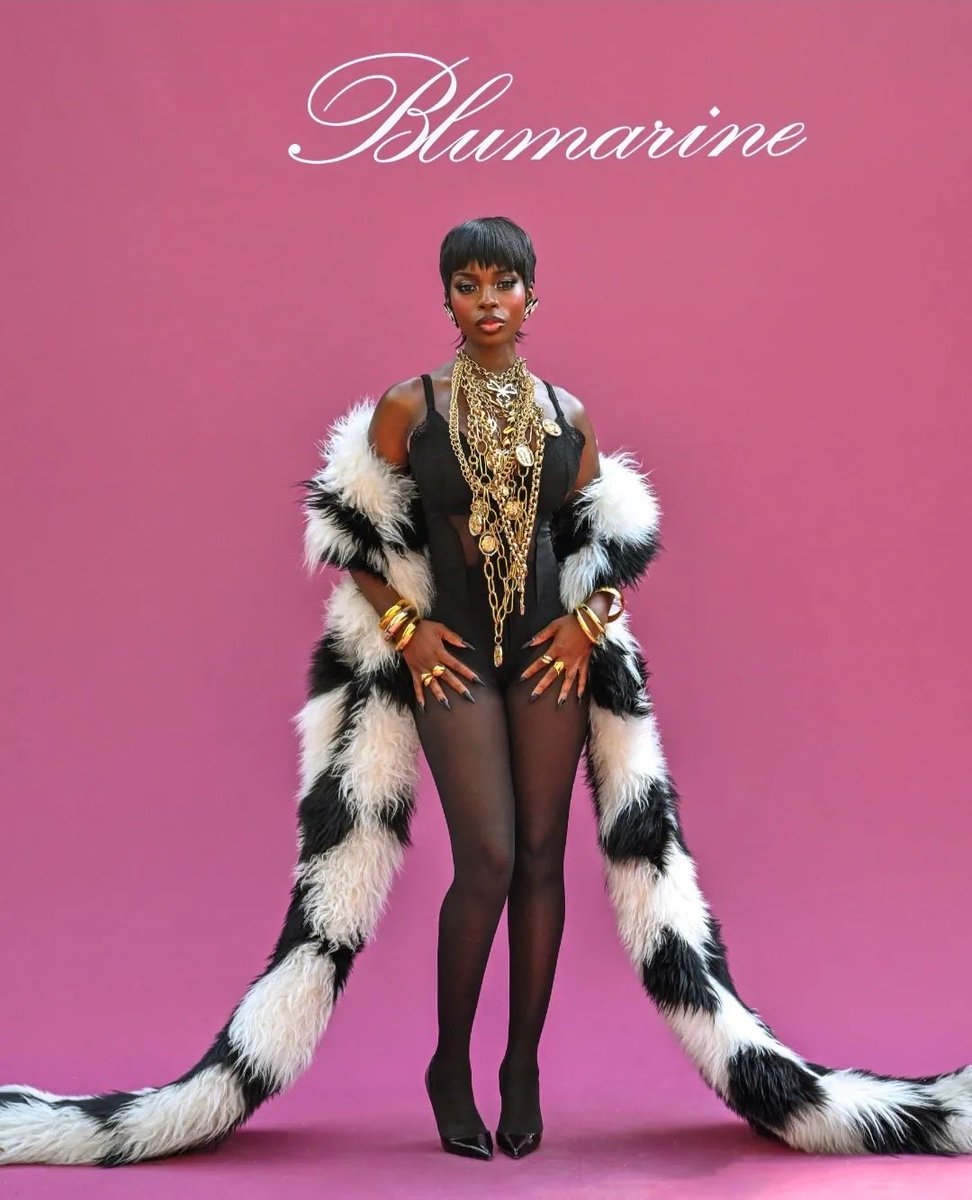 MoneybagMogul's tweet photo. Our girl doesn’t just show up to fill a seat. She becomes part of the show and extends the Brand visuals beyond the runway. Blumarine sent out their Press Release and Olandria has top billing. 

OLANDRIA STUNS FOR BLUMARINE #OlandriaxBlumarineSS27  #BlumarineSS27 #Olandria https://t.co/lXwrSsMJUr