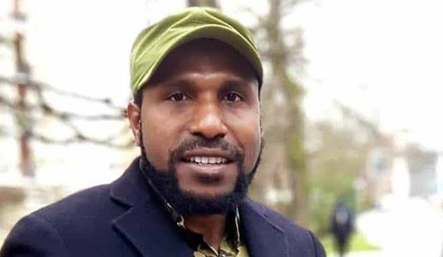 Papuadarkside's tweet photo. Victor Yeimo dan jaringan internasional Papua

Rekam jejak hukum, aktivitas KNPB, advokasi HAM, serta jejaring politik Papua di luar negeri menjadi bagian penting untuk memahami kiprah Victor Yeimo. https://t.co/LRn6TjEJH6