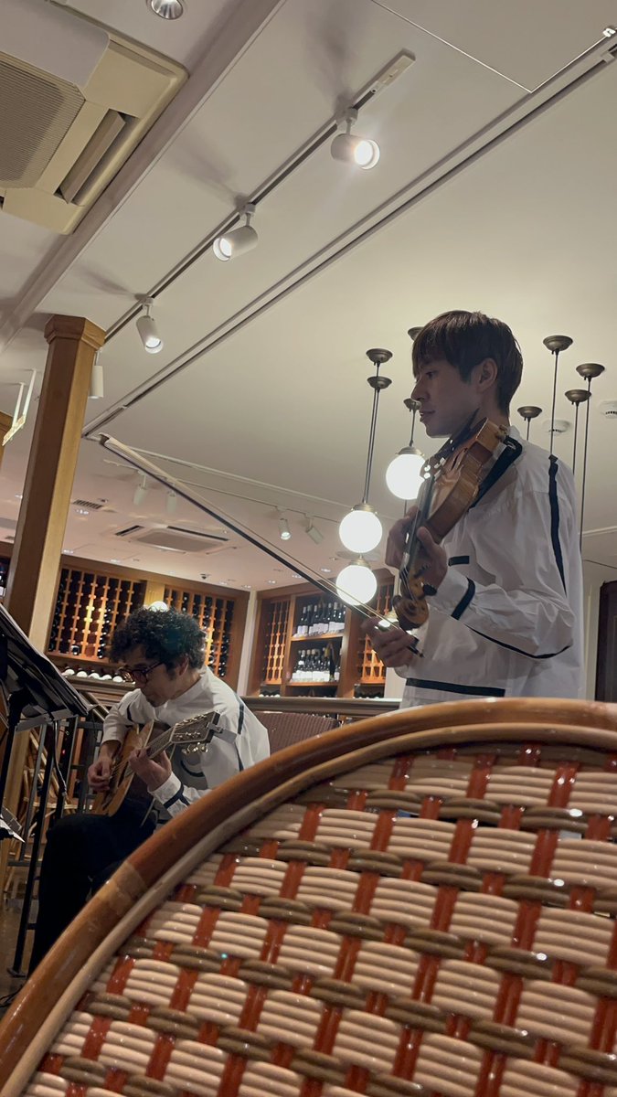 sTakomaru's tweet photo. 昨晩のルグラン演奏🎻🎸🌟
ありがとうございました🍷 https://t.co/GikROa8Dnr