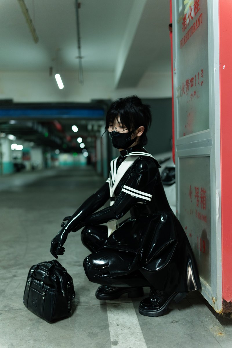 zyy_latex's tweet photo. 深夜散步的乳胶少女
📷:@TwistedVolition 

＃latex https://t.co/j8uVRSXnYu