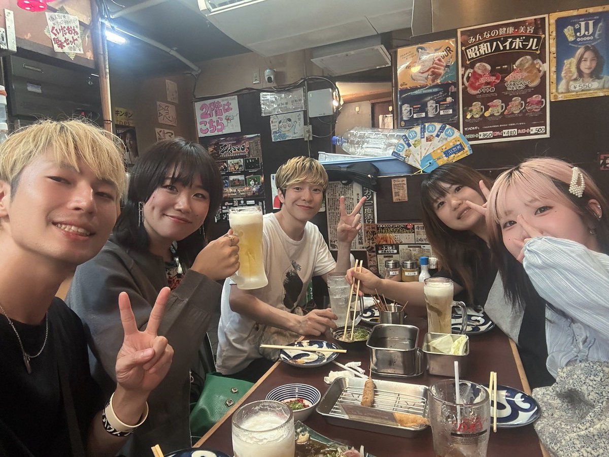 NaNaNa0750's tweet photo. 昨日はBright Moon 『繋ぎ紡いでいく vol.83』ご来場ありがとうございました🙌
大阪ツアー3日間本当にあっという間だった💫ライブだけじゃなく街も人も楽しめた！大阪人より喋り倒して食い倒れてました🐷

来月は我らのHometown宮城でのライブが決まってます！こちらもどうぞ遊びにきてね✨ https://t.co/U5Gr5Bukv4
