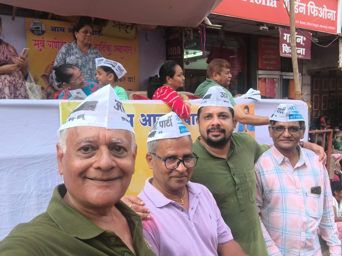 AAPMumbai's tweet photo. AAP Mumbai volunteers 
Ganpati Visarjan at V. P. Road. https://t.co/nA4VGc3K89