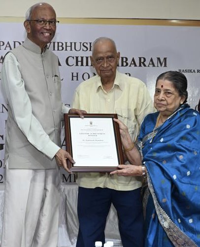 rameshmashelkar's tweet photo. Was privileged to receive the second Dr R Chidambaram Lifetime Achievement Honour.👇

It was so so special to receive the hands of my revered guru professor M M Sharma and Mrs Chidambaram herself.👇

Dr Chidambaram was at the heart of moments of powerful demonstration of strategic self reliance that changed India’s destiny- Pokhran I (1974) and Pokhran II (1998).

With all humility at my command, I accepted the honour in the name of a very dear & gracious friend, a formidable scientist, who could see the atom but never lost the sight of the individual.

Was reminded of the rare moment with him a quarter century ago, when, as President of Indian Science Congress (2000), I had invited him (Chairman @DAEIndia )Dr Kasturirangan ( Chairman,  @isro ) and Dr A P J Abdul Kalam ( Chief, @DRDO_India ) to hold a panel discussion on the role of technological self reliance in building  Secure India👇

The energy that the great trio generated is still felt…

@PMOIndia @DrJitendraSingh @PrinSciAdvOff @NITIAayog @CSIR_IND @IndiaDST @amitabhk87 @PuneIntCentre @dinakholkar @aparanjape @TVMohandasPai @kiranshaw