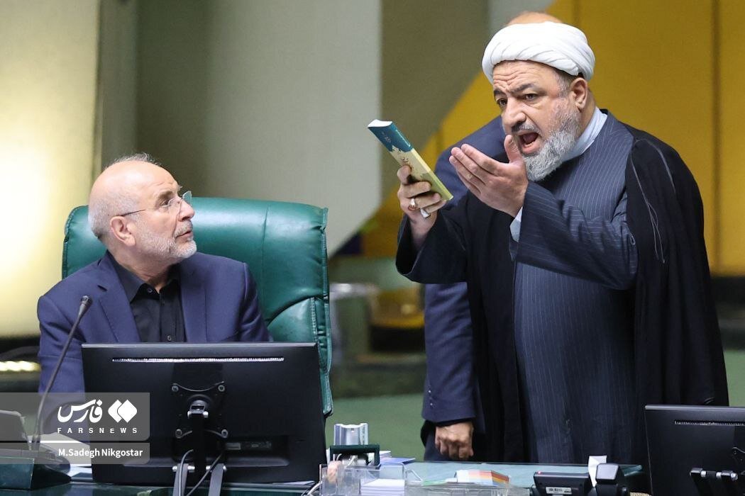 sara_yazdy's tweet photo. شکایت از طرف رئیس مجلس؛ ۱۰ ماه حبس!
شکایت بیش از یک میلیون از روحانی؛ بی‌خبری!

داستان چیه واقعاً؟!
#رسایی
#قالیباف https://t.co/p7mo4lXbCY